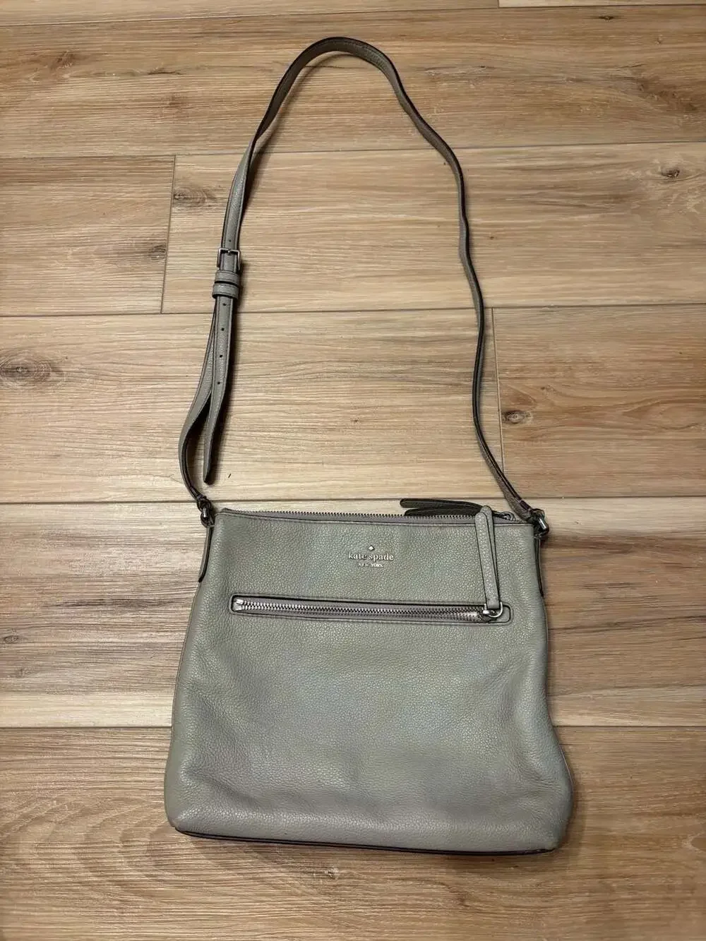 Kate Spade Jackson Pebbled Leather Large Crossbody Bag in Nimbus Grey